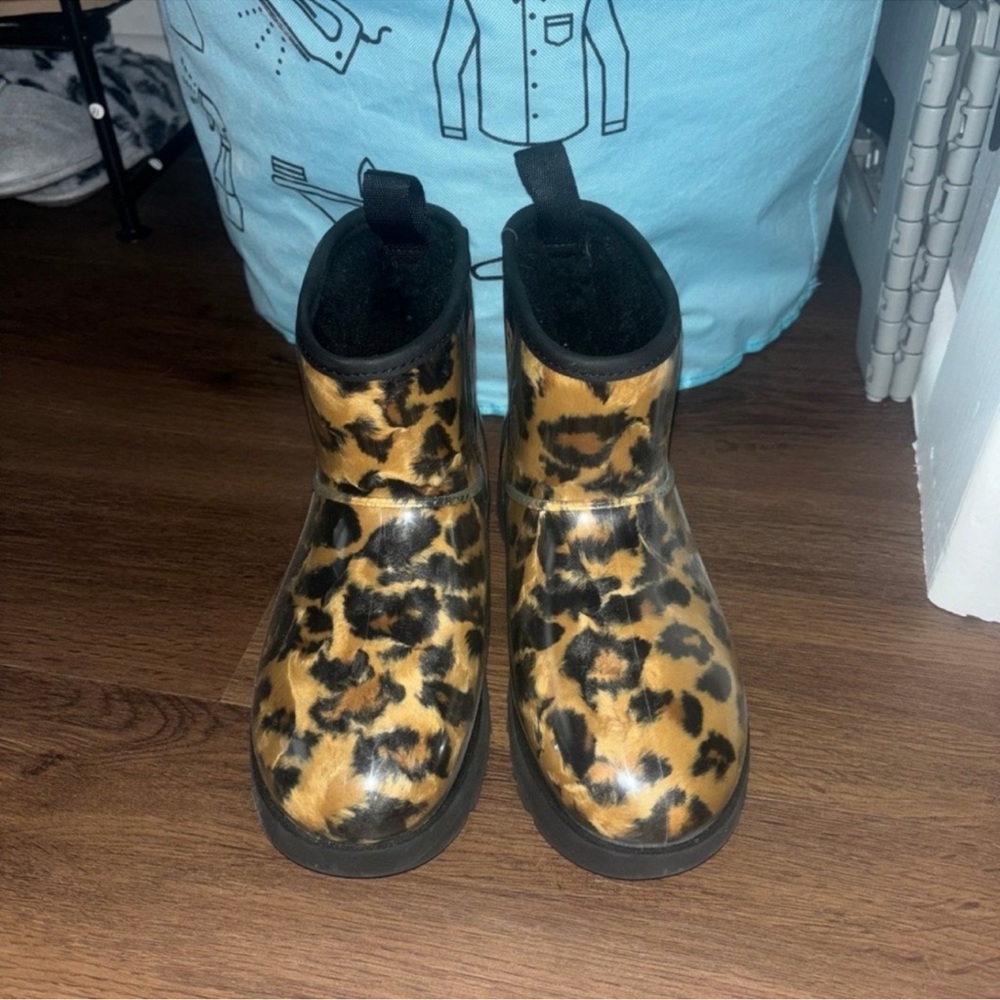 UGG Leopard/Cheetah Print boots
